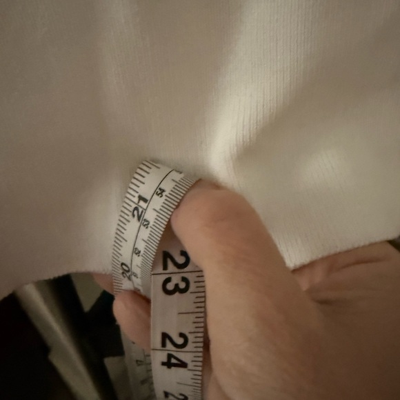 Elegant White Sleeveless Top - Picture 4 of 5